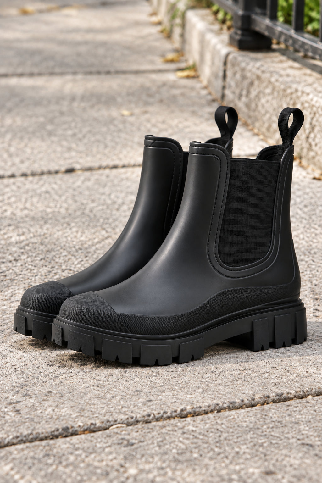 Chic Chelsea Boots with Chunky Everyday Design