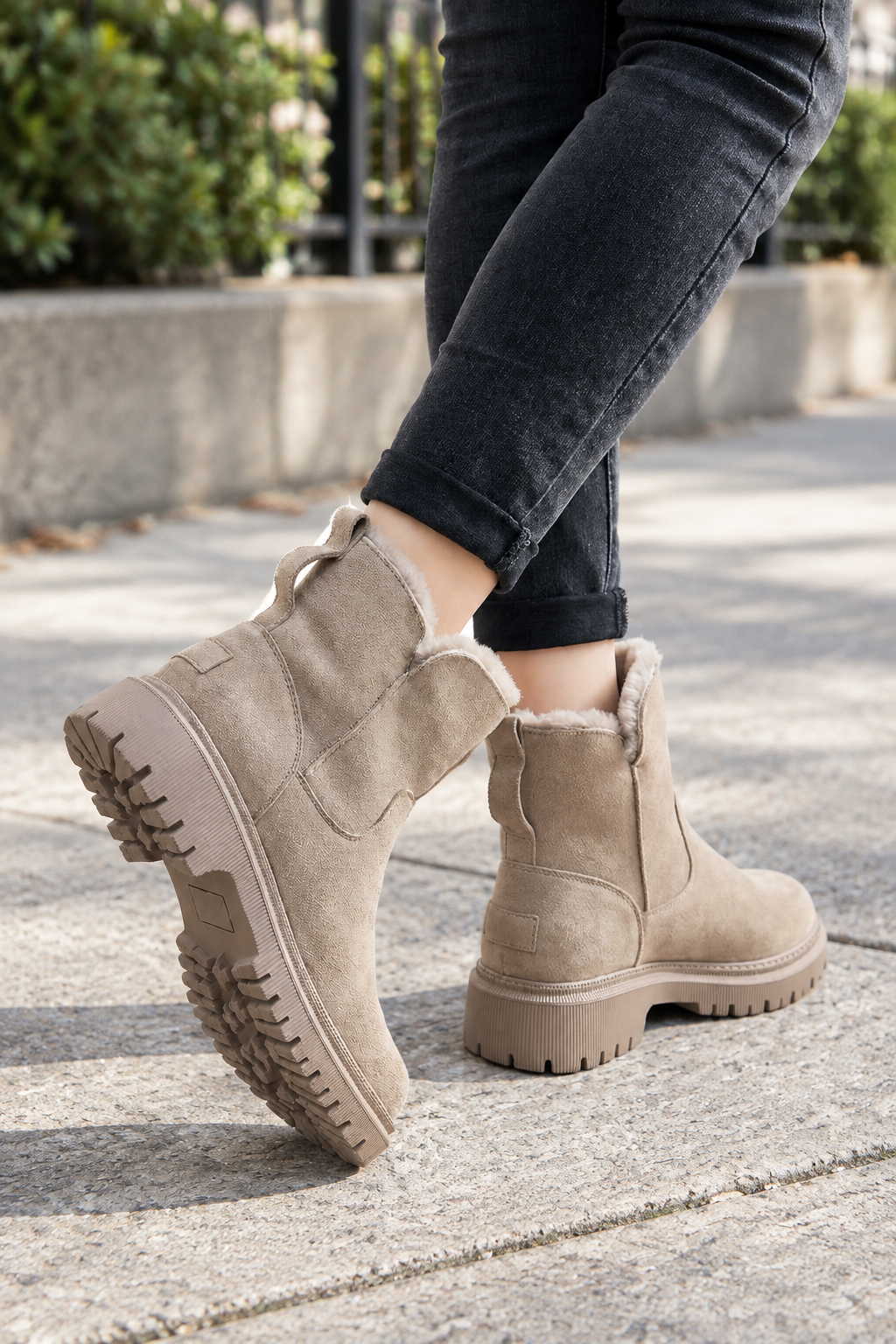 ITERPUB::cold-luuza-15397847957547::02-hero_back_footwear