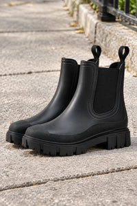 Chic Chelsea Boots with Chunky Everyday Design