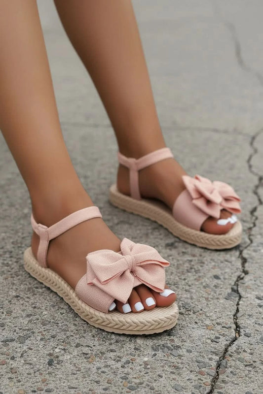 Elegante Sandalen mit Schmetterlingsdetail und femininer Ausstrahlung