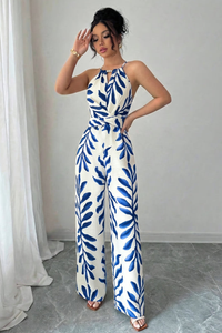 Jumpsuit in Übergröße mit Blattdruck und Halter