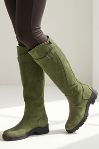 Knee-High Boots with Stable Sole and Modern Fit
