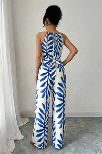 Jumpsuit in Übergröße mit Blattdruck und Halter