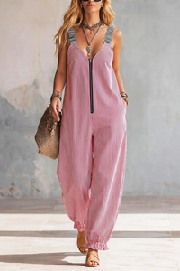 Rosa gestreifter Latz-Jumpsuit