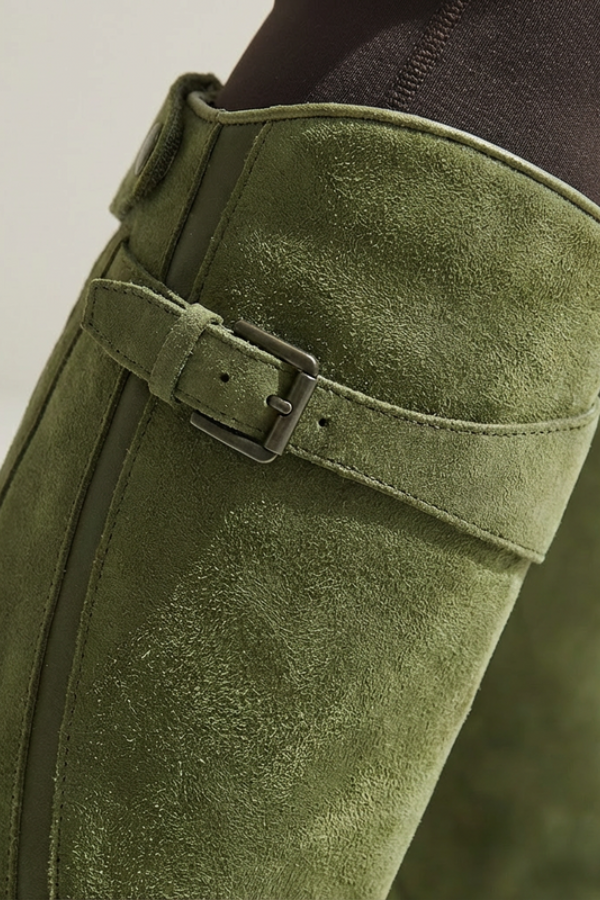 Knee-High Boots with Stable Sole and Modern Fit
