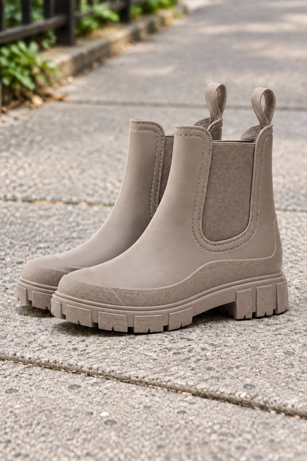 Chic Chelsea Boots with Chunky Everyday Design