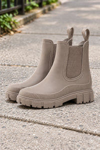 Chic Chelsea Boots with Chunky Everyday Design
