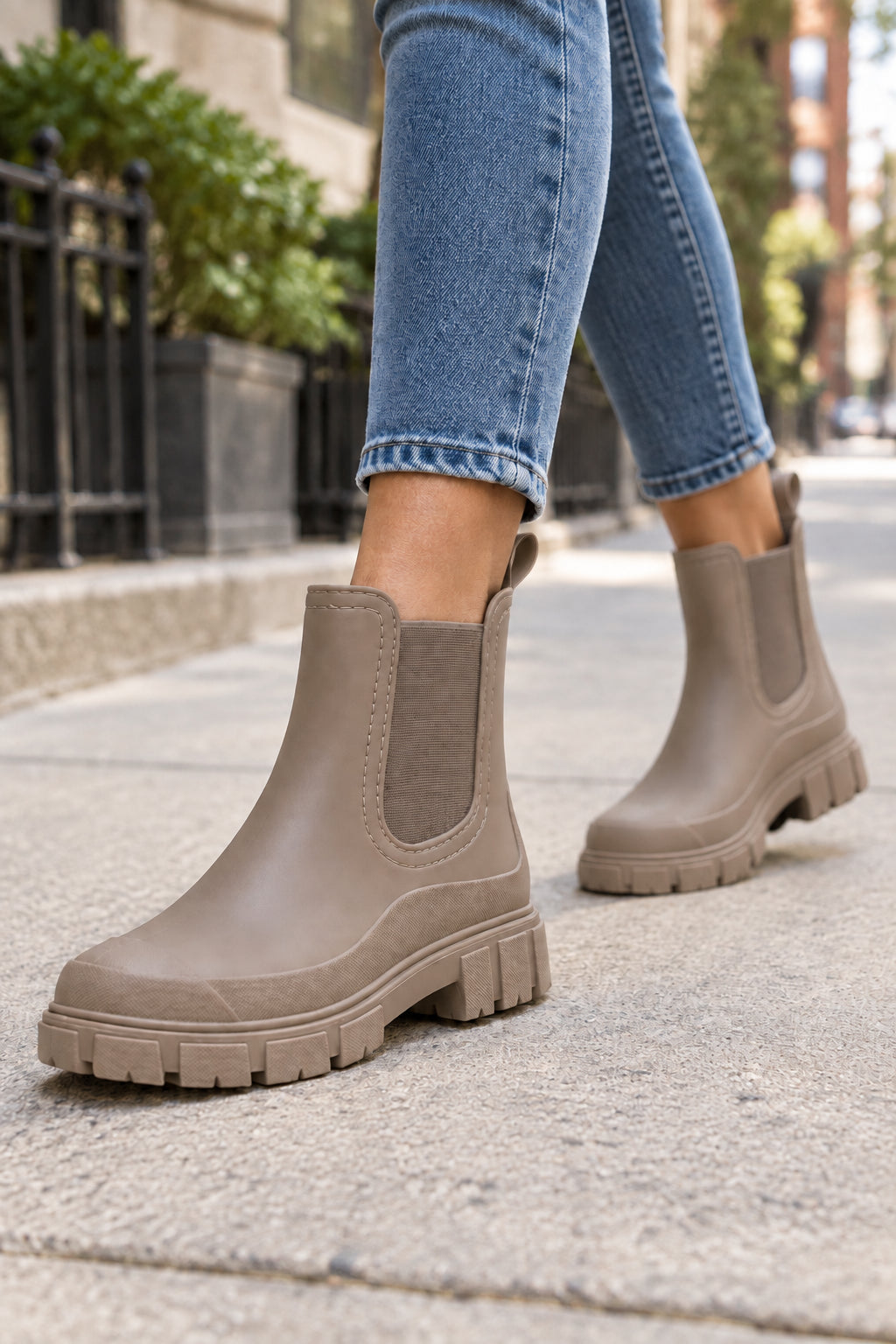 Chic Chelsea Boots with Chunky Everyday Design