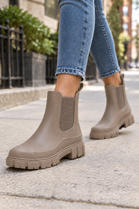 Chic Chelsea Boots with Chunky Everyday Design
