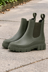 Chic Chelsea Boots with Chunky Everyday Design