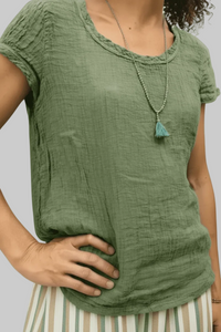 Curved Hem T-Shirt with Vintage Style and Everyday Comfort 1