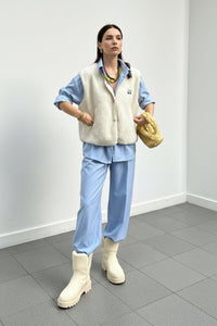 Elegant Lightweight Vest for All-Season Comfort and Style 1