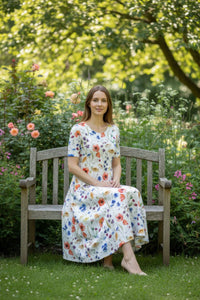 Knee-Length Dress with Flattering Fit and Hidden Pockets 2