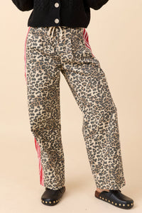 Leopard Print Pull-On Pants for Comfortable Everyday Style and Easy Wear 1