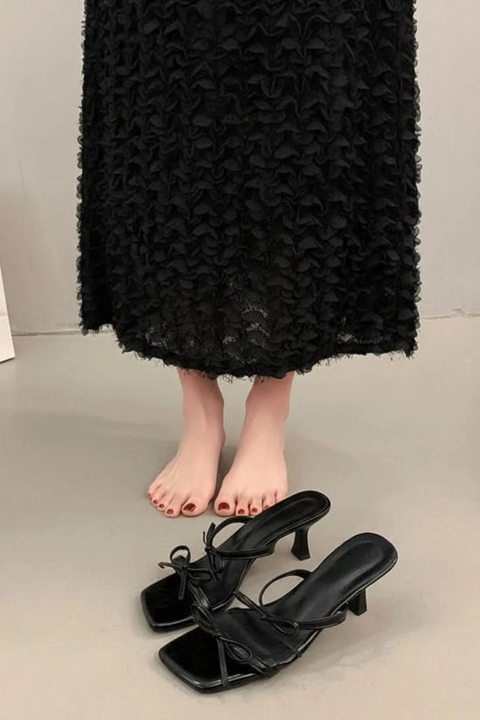 Elegante Sandalen mit dünnem Absatz und femininer Schleifenakzent