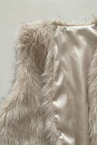 Nancy gilet, faux-fur and lining detail