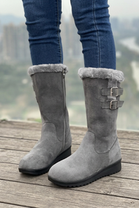 Winterstiefel mit Plüschbündchen bis zur Mitte der Wade